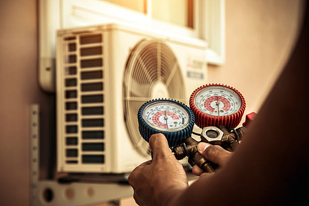 Professional Ac Installation technician working in Elmhurst, IL